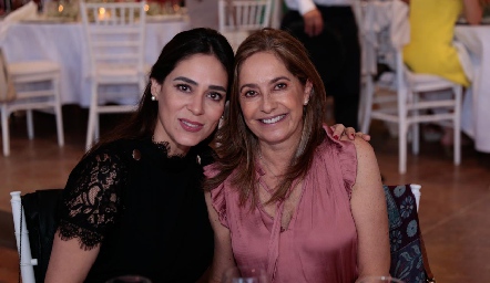  Maribel Lozano y Patricia Gaviño.