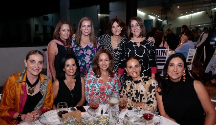  Patricia del Bosque con sus amigas.