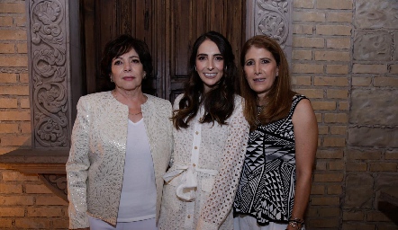  Mariana con su mamá Ana Escobedo y su suegra Mónica Hernández.