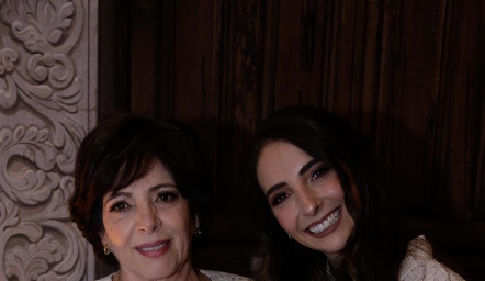 Ana Escobedo con su hija Mariana Alcalá.