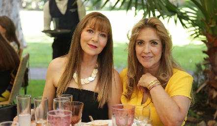  Alda Castillo y Conchita Alba Caballero.