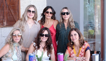  Lilian, Dorador, Claudia Artolózaga, Roxana Serna, Claudia Quiroz, Paulina Quiroz y Rocío Nieto.