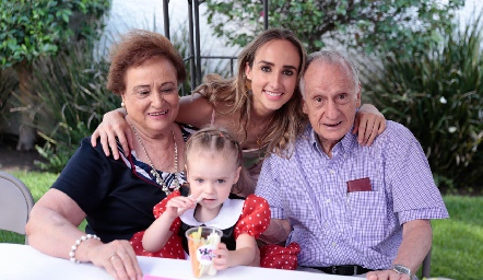  Daniela con su mamá Ángeles Mahubu y sus bisabuelos Maruca y José Martínez.