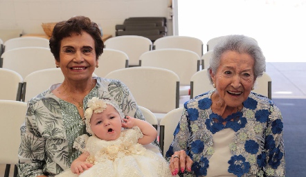  Regina con sus bisabuelas.
