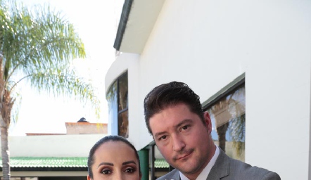  Mariana Torres Muñoz y José Rodrigo Muñoz Gutiérrez con Regina Muñoz Torres.