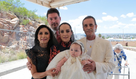  Efraín Torres, Olga Muñoz, Mariana Torres Muñoz, José Rodrigo Muñoz Gutiérrez con Regina Muñoz Torres.