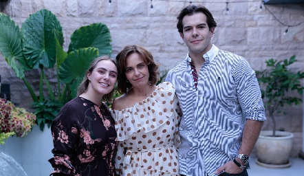  Paty González junto a su hijos Tamara y Carlos Esparza.