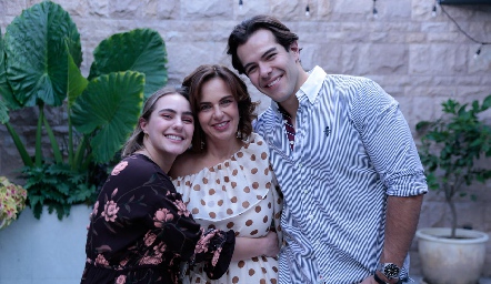  Tamara, Paty y Carlos Esparza.
