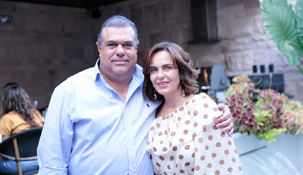  Carlos Esparza y Paty González.