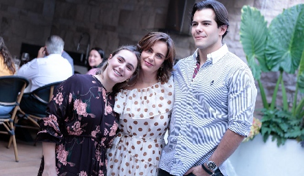  Paty González con sus hijos Tamara y Carlos Esparza.