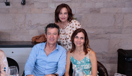  Toño Mendizábal, Paty González y Rocío Nieto.