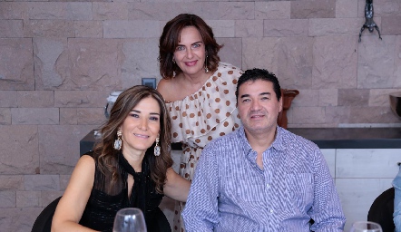  Martha Bermea, Paty González y Andrés Amparan.