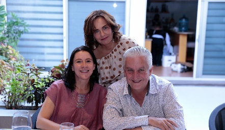  Ana Luisa Garza, Paty González y Luis Gómez.