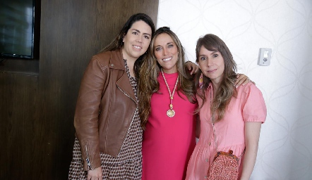  Gaby Carrillo, Daniela Llano y Leyre Hurtado.