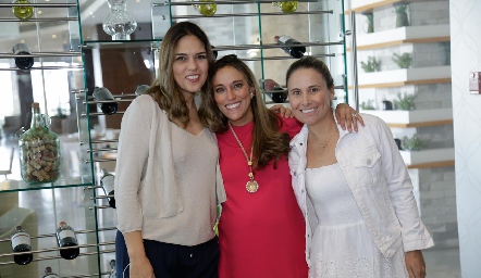  Pilar Allende, Daniela Llano y Prisca Navia.