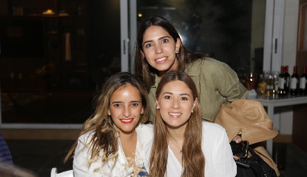  Isabella Torres, Adriana Estrada y Alejandra Puente.