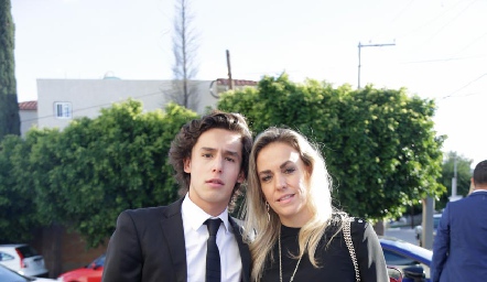  Juan Pablo Ruiz con su mamá Mónica Torres.