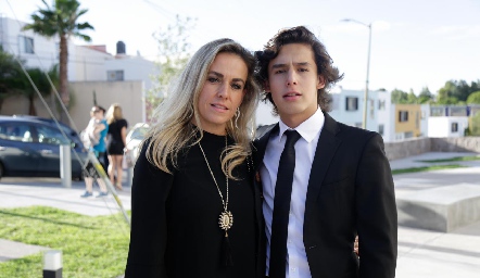  Mónica Torres con su hijo Juan Pablo Ruiz.