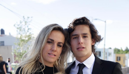 Mónica Torres  con su hijo Juan Pablo Ruiz.