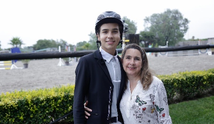  Diego González con su mamá Marisol Hernández.