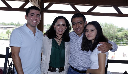  Javier, Alma Rosa, Javier y Daniela Hernández.