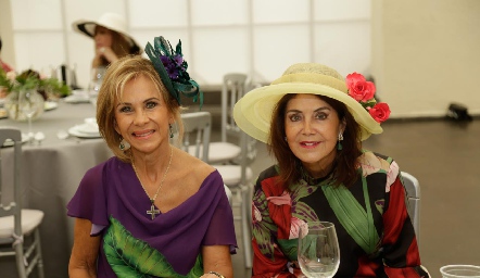  Gloria Estrada y Lourdes Bustos.