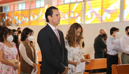  Los padrinos Javier Fernández Montiel y Viviana Navarro Lara.