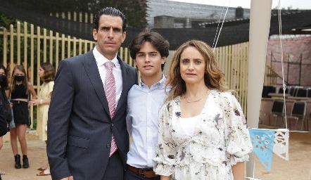 Javier Fernández y Viviana Navarro con su hijo Javier.