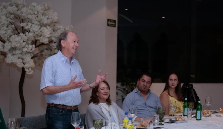  Manuel Muñiz ofreciendo unas palabras para los asistentes.