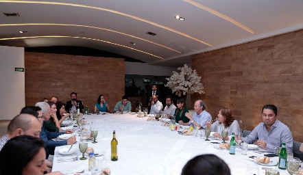  Una gran cena.