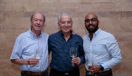  Manuel Muñiz, Carlos Quintanilla y en representación de Viña Cordelia Diego Rusil.