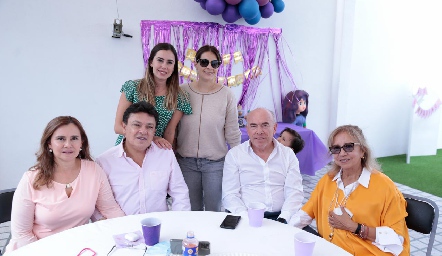  Fer Pérez, Mónica Castillo, Elvia, Ricardo Pérez, Mauro Rodríguez y Flor Mares.