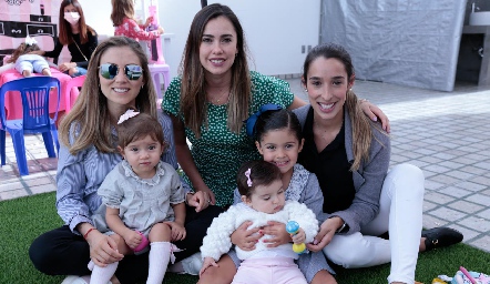  Elizabeth Treviño con Paula, Fer Pérez con Xaviera y Marijó Ascanio con María Inés.