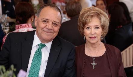  Luis y Martha Elena Chaires.
