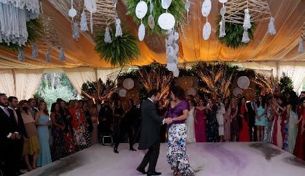  Fernando bailando con su mamá Ana Laura Villarreal.