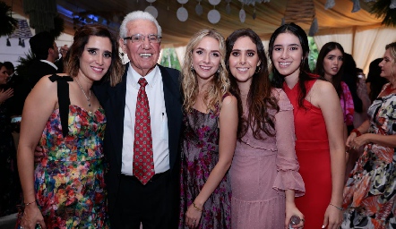  Enrique Villarreal con sus nietas Mariana, Faustina, Valeria y Andrea.