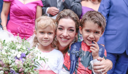  Mónica con sus sobrinos Pía y Pato Villalobos.