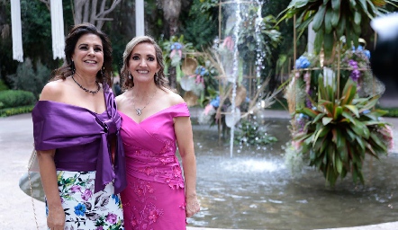  Ana Laura Villarreal y Mónica Alcalde, mamás de los novios.