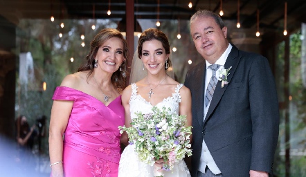  Mónica con sus papás Mónica Alcalde de Garza y Federico Garza Herrera.