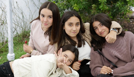 Camila, Camila, Isabela y Daniela.