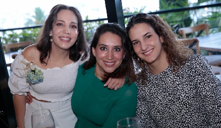  Sofía Torres, Jacky Villalba y Maite Torres.