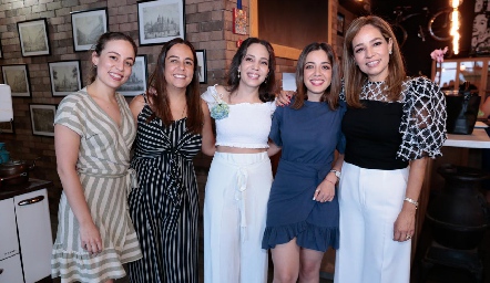  Ana Luisa Acosta con sus hijas Fernanda, Ana Isa, Sofía y Eugenia Torres.
