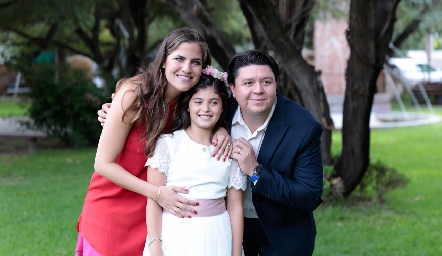  Alexa con sus padrinos Danitza Lozano y Daniel Zollino.