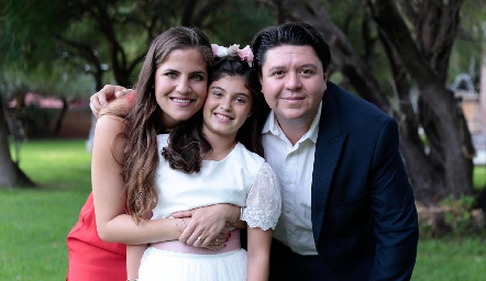  Alexa con sus padrinos Danitza Lozano y Daniel Zollino.
