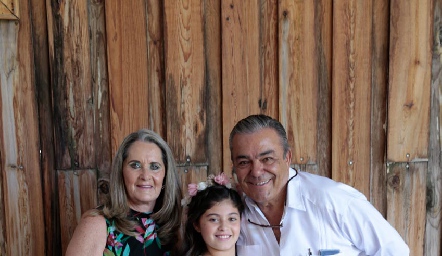  Alexa con sus abuelos Patricia y Ricardo Lozano.