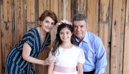  Alexa con sus abuelos Raquel y Rafael Hernández.