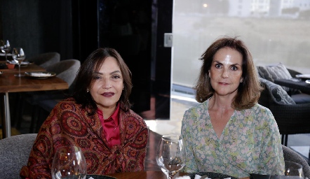  Lucia Betancourt y Lety Hernández.