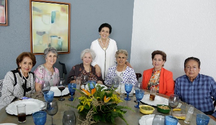  Juanita Méndez, Rebeca Mendizábal, Lili Robles, Carmela de Stevens, Lupita de Treviño, Concepción Martínez y Sergio Alderete.