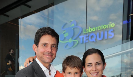  Ricardo Allende y Mariana Ornelas con sus hijos Sebastián y Sofía Allende.