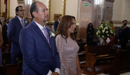  Carlos Sánchez y Lorena Herrera de Sánchez, papás del novio.